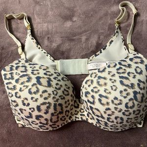 Victoria’s Secret incredible bra. Size 34D. Lightly padded.